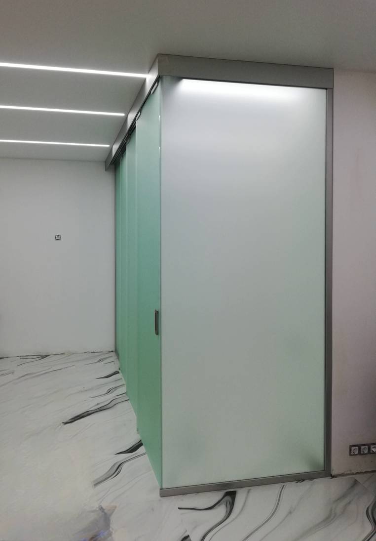 Зонирование комнаты с помощью стеклянной раздвижной перегородки
