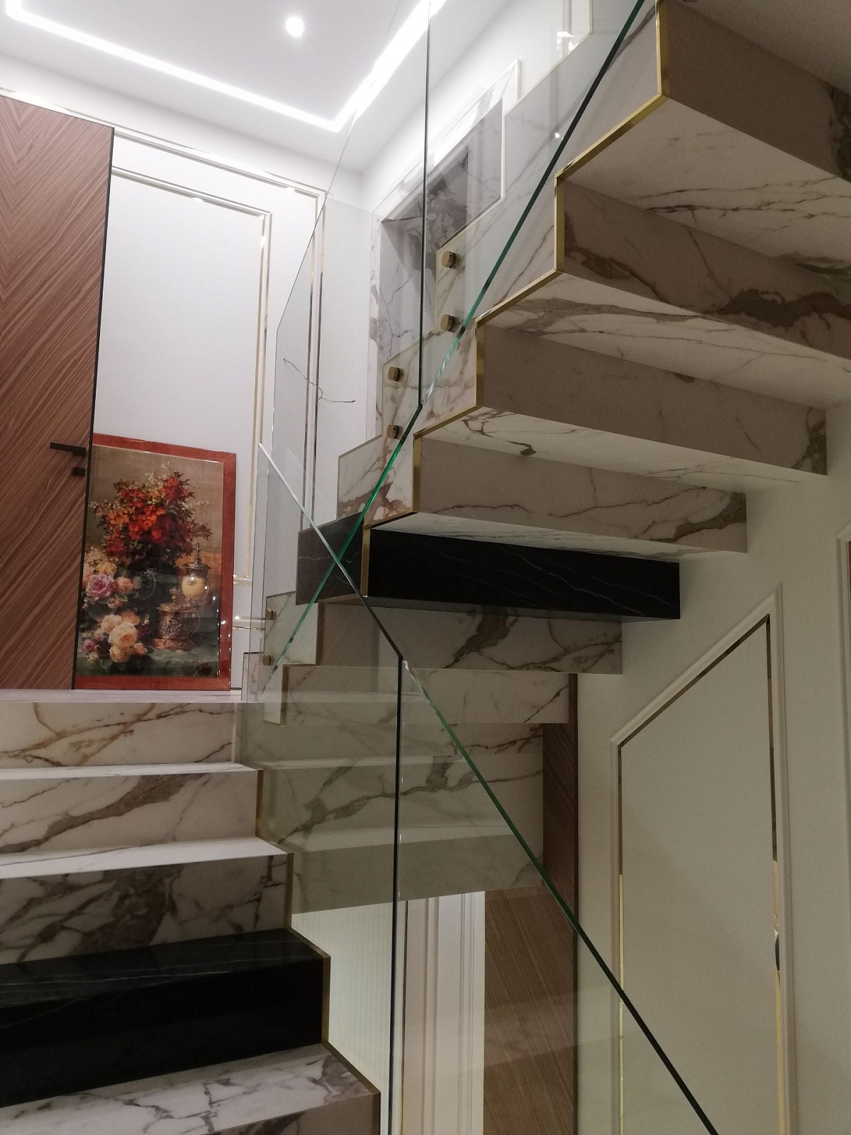 Стеклянное ограждение с покраской фурнитуры в золото